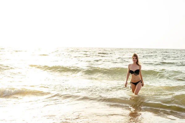 Junge Frau am Strand — Stockfoto