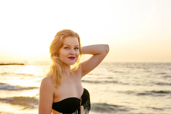 Mujer joven en la playa — Foto de Stock