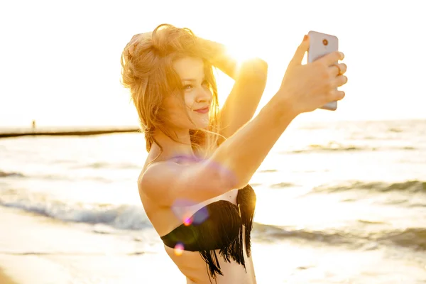 Mujer joven en la playa — Foto de Stock