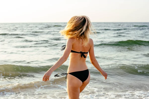 Jonge vrouw op strand — Stockfoto