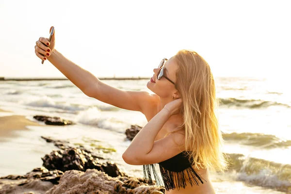 Jovem mulher na praia — Fotografia de Stock