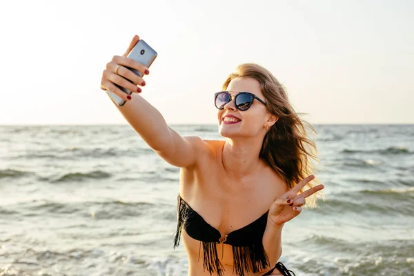 Jovem mulher na praia — Fotografia de Stock