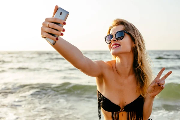 Jovem mulher na praia — Fotografia de Stock