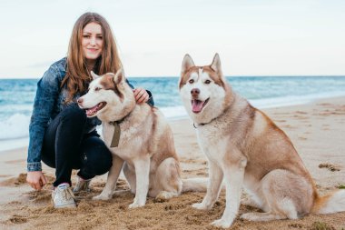 Kadın ve plajda husky