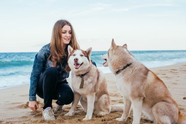 Kadın ve plajda husky