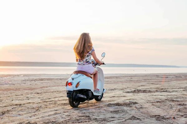 Giovane bella donna in bicicletta — Foto Stock