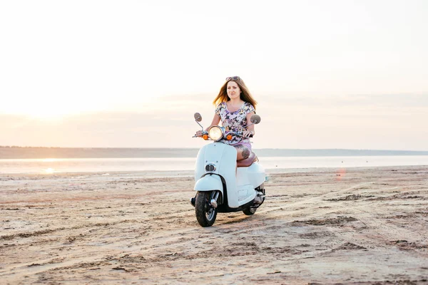 Giovane bella donna in bicicletta — Foto Stock