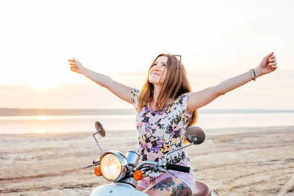 Joven bonita mujer en bicicleta — Foto de Stock