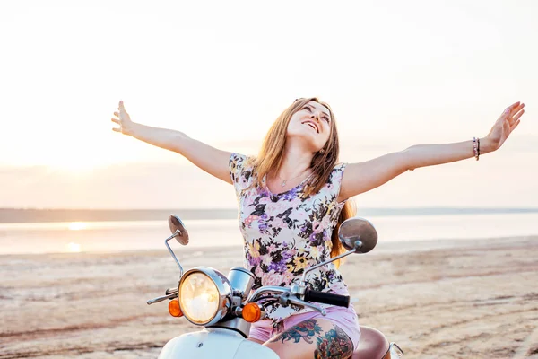 Jovem mulher bonita de bicicleta — Fotografia de Stock