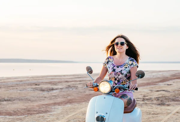 Joven bonita mujer en bicicleta — Foto de Stock