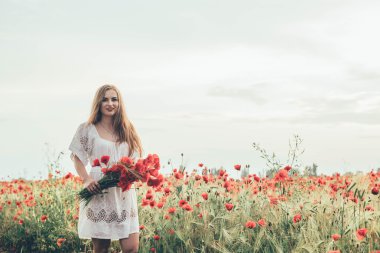 Gelincik tarlasında genç bir kadın