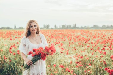 Gelincik tarlasında genç bir kadın