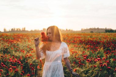 Gelincik tarlasında genç bir kadın