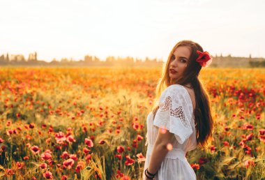 Gelincik tarlasında genç bir kadın