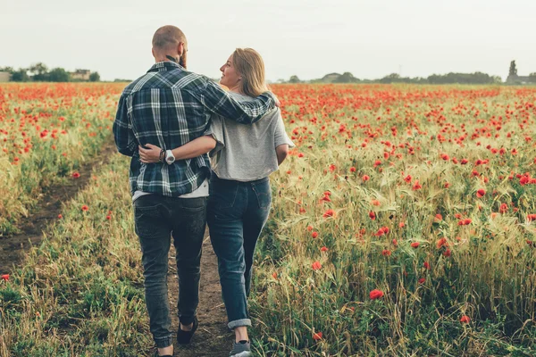 Casal se divertindo no campo — Fotografia de Stock