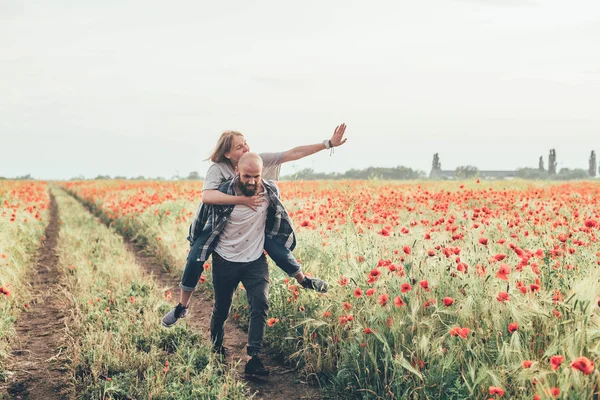 Casal se divertindo no campo — Fotografia de Stock