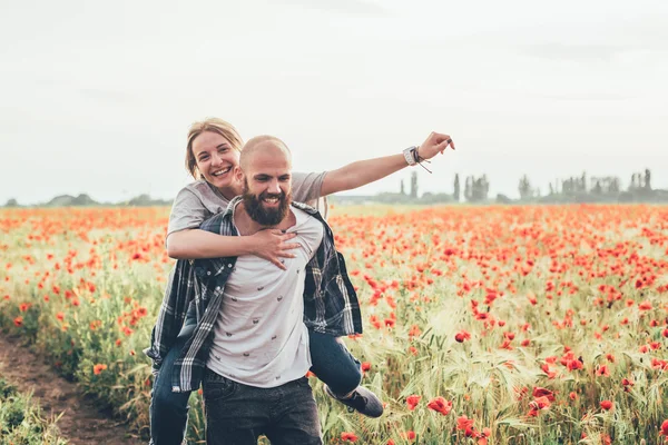 Couple having fun in field — Stock Photo, Image
