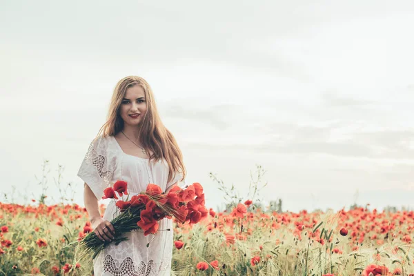 Jovem mulher no campo de papoula — Fotografia de Stock