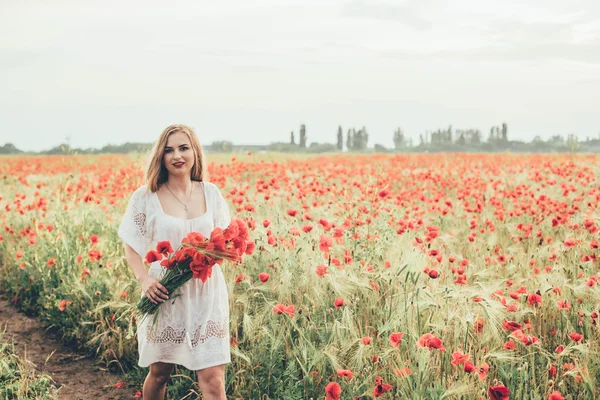 Gelincik tarlasında genç bir kadın