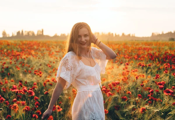 Jovem mulher no campo de papoula — Fotografia de Stock