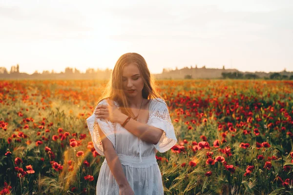 Young woman in poppy field — Stock Photo, Image