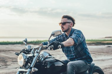 adam sürme motosiklet