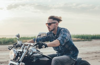 adam sürme motosiklet