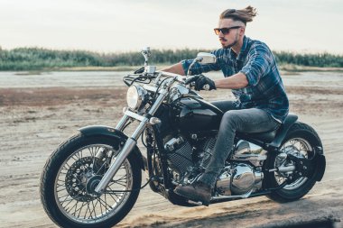 adam sürme motosiklet