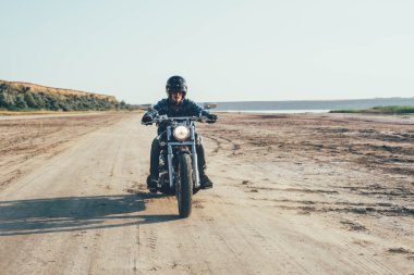 adam sürme motosiklet