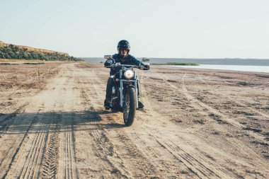 adam sürme motosiklet