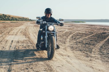 adam sürme motosiklet