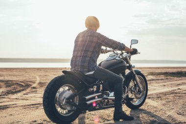 adam sürme motosiklet