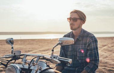 adam sürme motosiklet