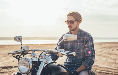 adam sürme motosiklet