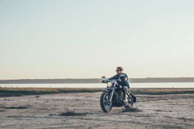 adam sürme motosiklet