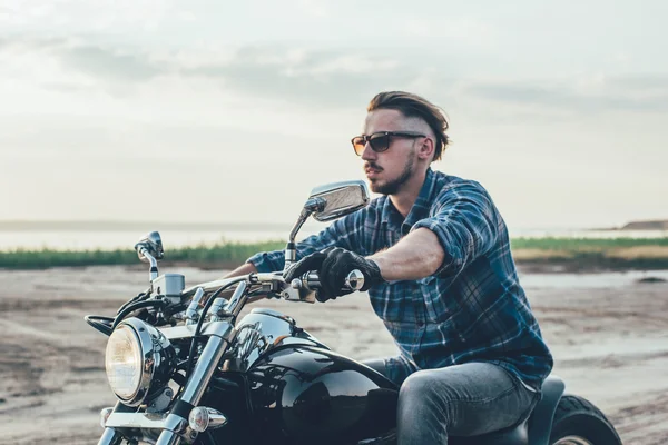 Homme à moto — Photo