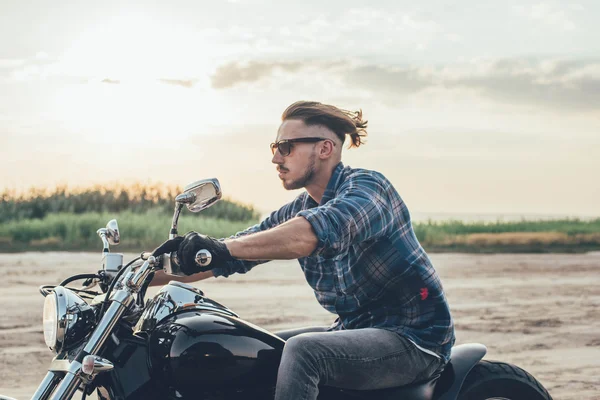 Uomo in sella moto — Foto Stock