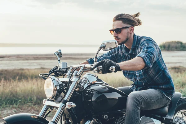 Homme à moto — Photo