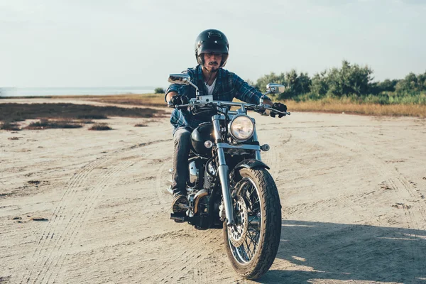 남자 승마 오토바이 — 스톡 사진