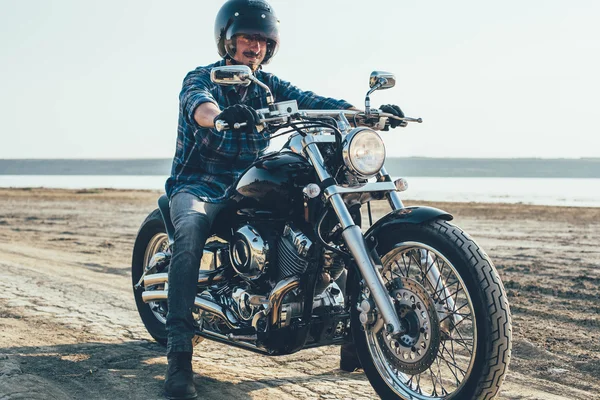 Hombre montando motocicleta —  Fotos de Stock