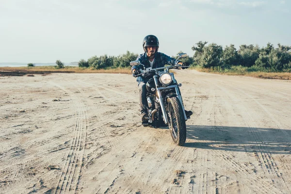 Uomo in sella moto — Foto Stock