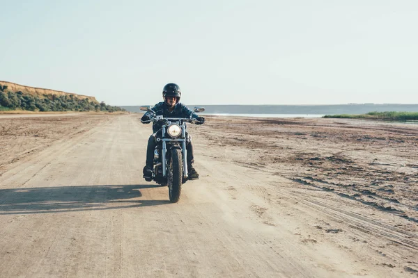 Muž na koni motocyklu — Stock fotografie