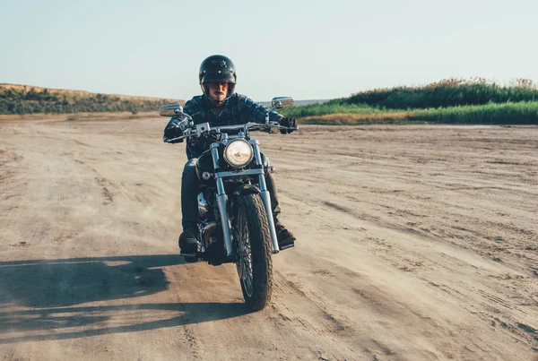 Homme à moto — Photo