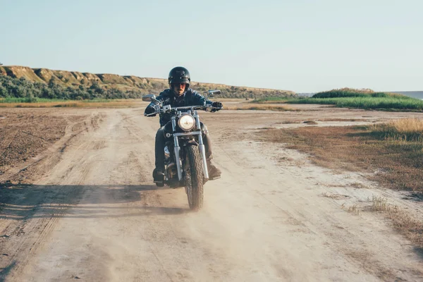 Homem equitação motocicleta — Fotografia de Stock