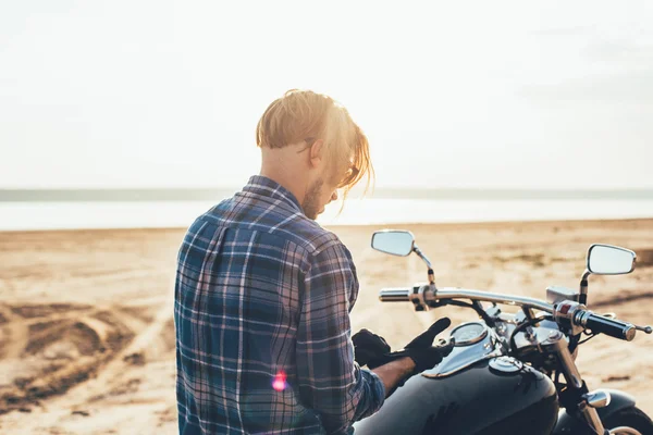 Hombre montando motocicleta —  Fotos de Stock