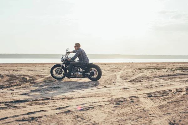 Muž na koni motocyklu — Stock fotografie