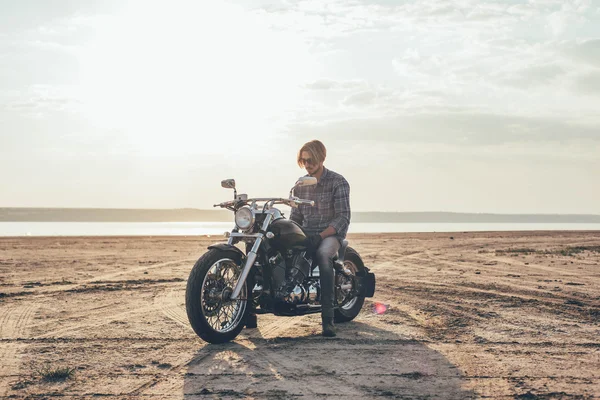 Homme à moto — Photo