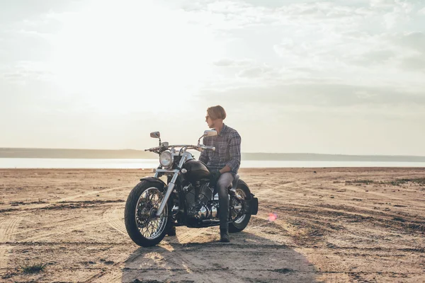 Homme à moto — Photo