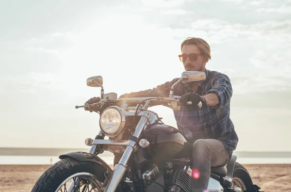 Man riding motorcycle — Stock Photo, Image