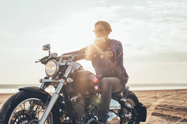 Людина їзда мотоцикл — стокове фото